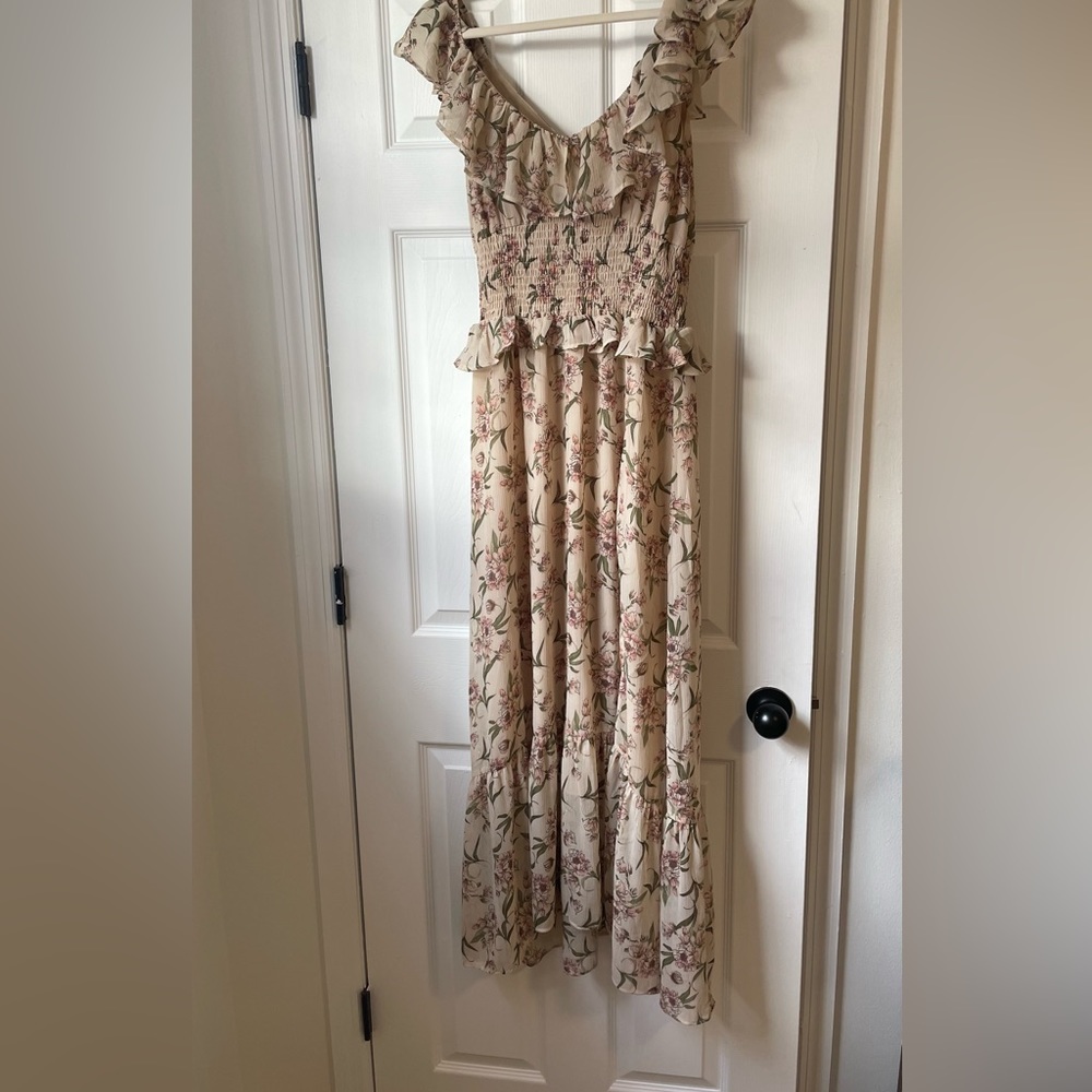ASTR THE LABEL size M floral dress. Has small slit by leg. - Picture 4 of 5